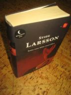 LARSSON, STIG: Jenta som lekte med ilden. 2007.