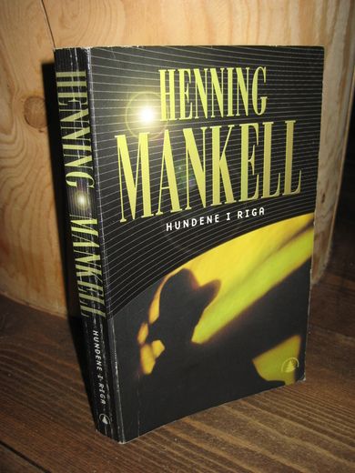 MANKELL, HENNING: HUNDENE I RIGA. 2000.