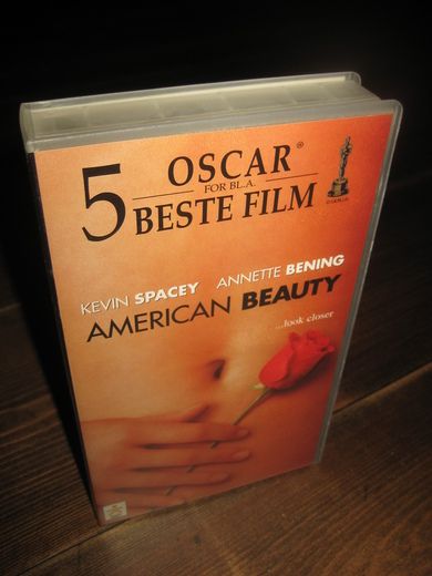 AMERICAN BEAUTY. 15 ÅR, 1999, 122 MIN.