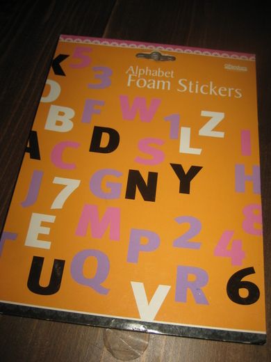 Alphabet Foam Stickers. Ubrukt, bokstaver og tall som kan tas ut og lime på ark etc.