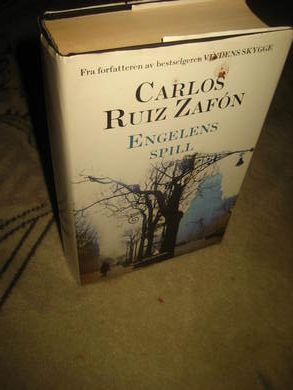 Z<FON, CVARLOS RUIZ: ENGELENS SPILL. 2008.