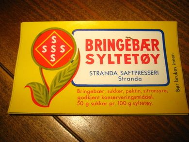 Etikett BRINGEBÆR SYLTETØY, fra Stranda Saftpresseri, 60-70 tallet.Lag ditt eget syltetøy, og bruk en dekorati etikett. 