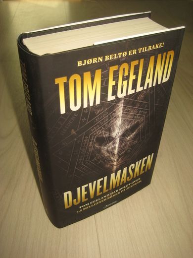 EGELAND, TOM: DJEVELMASKEN. 2016