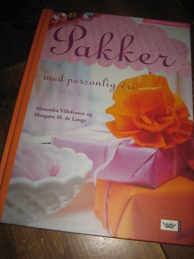 Pakker med personlig vri. 2004. 