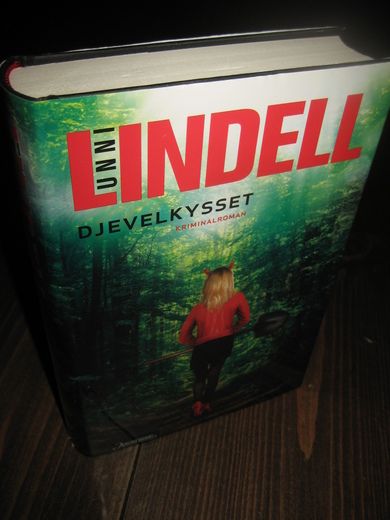 LINDELL, UNNI: DJEVELKYSSET. 2012.