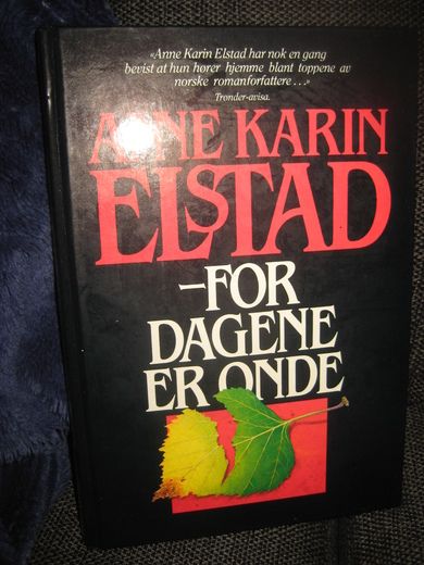 ELSTAD, ANNE KARIN: FOR DAGENE ER ONDE. 1986.