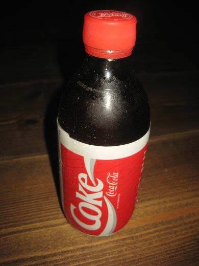 Uåpna flaske Coca Cola, tysk, ca 17 cm høg. 1994.