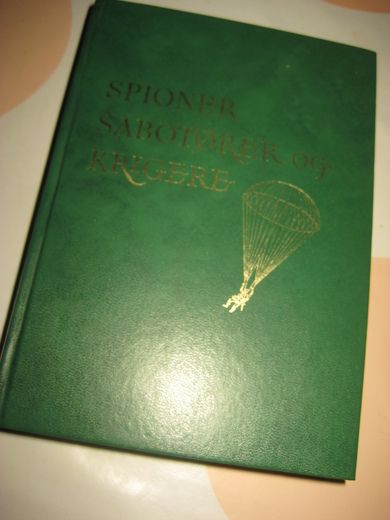 SPIONER, SABOTØRER OG KRIGERE. 50 beretninger om personer. 1964. 