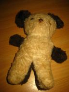 Nostalgisk, gammel teddybjørn, ca 20 cm høg. 40 tallet.