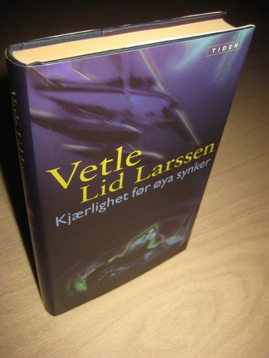 LARSEN, VETLE LID: KJÆRLIGHET FØR ØYA SYNKER. 1996. 