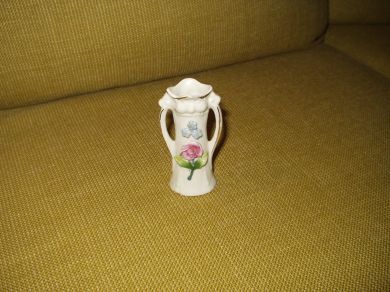 Liten og pen vase med rose dekor